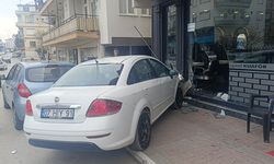 Otomobil kuaför dükkanına daldı: Çalışanlar kaçtı, müşteri fotoğraf çekti