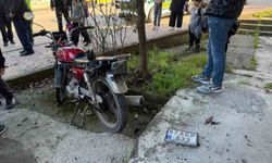 Otomobile çarpmamak için manevra yapan motosiklet devrildi: 1 yaralı