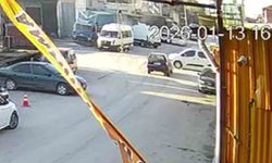 Otomobille çarpışan hafif ticari araç devrildi