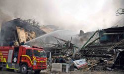 Pakistan'da AVM yangınında can pazarı: Alevlerden kaçarken metrelerce yüksekten yere çakıldı