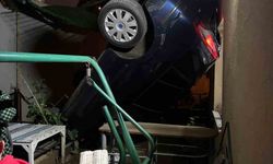 Pendik'te otomobil apartman bahçesine uçtu: 2 yaralı