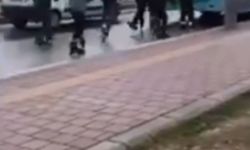 Seyir halindeki araçlara tutunarak patenle yolculuk yapan 2 çocuğa adli işlem