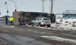 Seyir halindeki tır kayganlaşan yolda devrildi