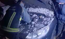Seyir halindeyken yanan aracın motoruna karla müdahale