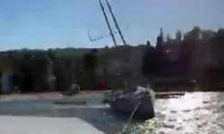 Şiddetli rüzgar yelkenli tekneyi sürükledi