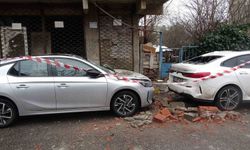 Sultanbeyli'de balkon çöktü: 2 araç hasar gördü