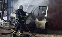 Suluova'da park halindeki kamyonet yandı