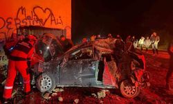 Takla atan otomobil elektrik trafosuna daldı: 2 yaralı