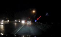 Tekirdağ'da otomobil bir anda kayarak savruldu: Kazanın kıl payı atlatıldığı anlar kamerada