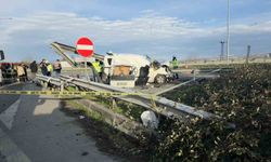 TEM'de hafif ticari araç bariyerlere saplandı, 2 kişi hayatını kaybetti