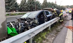 TEM'de otomobilin çarptığı bariyer yerinden söküldü: 1 yaralı