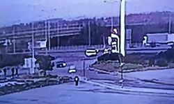 Ticari araç bariyerlere ok gibi saplandı: 2 kişinin hayatını kaybettiği feci kaza kamerada