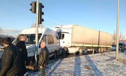 Tokat'ta buzlanma zincirleme kazaya oldu, 5 araç birbirine girdi