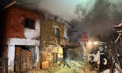 Uşak'ta iki katlı ev yangında küle döndü: Karı-koca dumandan etkilendi