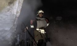 Yanan evdeki 7 kişilik aileyi itfaiye kurtardı