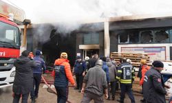 Yangında içerde kalan 2 kişi ekiplerin yardımıyla kurtarıldı