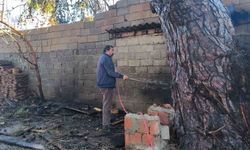 Yangının eve sıçramaması için alevlere hortumlarla müdahale ettiler