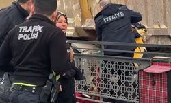 Yaya geçidinde kamyonun çarptığı kadın yaralandı, vatandaşlar sürücüye saldırdı