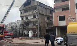 Yıkımı süren binanın çatı katında yangın çıktı
