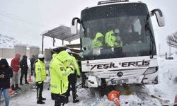 Yolcu otobüsünün polis noktasına çarpma anı görüntüleri ortaya çıktı