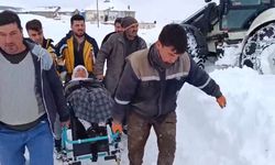 Yolu kapanan köyde mahsur kalan hasta 4 saatlik çalışmayla kurtarıldı