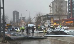 Ankara'da fırtına etkili oldu: Kiremitler savruldu, tabelalar uçtu