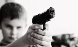 11 yaşındaki çocuk, oyun konsolunu elinden aldığı için babasını yatağında vurarak öldürdü!