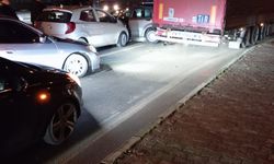 Bursa'da TIR sıkıştırdı, otomobil direğe çarptı