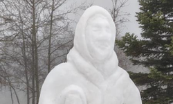 Uludağ’da kardan heykel sanat eserini aratmadı