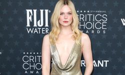 Derin dekoltesiyle zor anlar yaşadı! Neredeyse açılıyordu