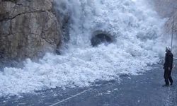 Hakkari-Van karayolu üzerine çığ düştü! Bölgeye ekipler sevk edildi