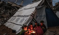 Gazze'de çadırda çıkan yangında Filistinli anne ile çocuğu hayatını kaybetti