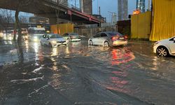 İzmir'i sağanak vurdu: Caddeler göle döndü