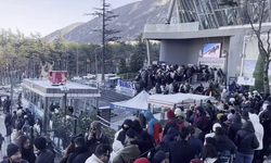 Uludağ’da Zirveye Çıkmadan Yoruldular: Teleferik Kuyruğu Rekor Kırdı