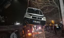 Eskişehir'de bir araç Porsuk Çayı'na düştü