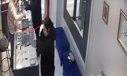 Bursa'da silahla soymaya geldiği kuyumcu azarlayınca kaçtı