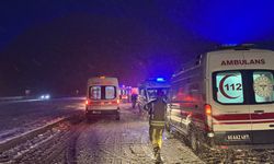 Yolcu otobüsünün tıra çarptığı kazada 13 kişi yaralandı