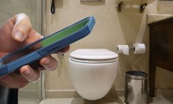 Ekran keyfi hastalığa dönüşebilir: Tuvalette telefon kullanmanın gizli riskleri!