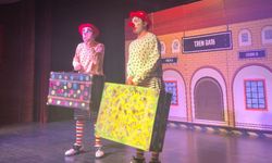 “İki Bavul Dolusu” minik tiyatrosverlerle buluştu