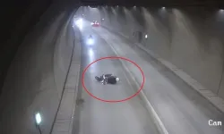 Tünelde devrilen motosikletin sürüklendi