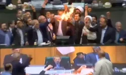 İran'da vekiller parlamentoda ABD bayrağı yaktı