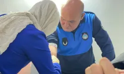 Kaldırıma park edilen aracın fotoğrafını çeken zabıtaya yumruklu saldırı