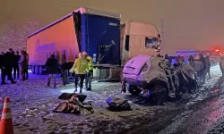 Tır ile çarpışan otomobildeki 4 kişi can verdi