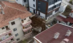 Başkentte 4 katlı bir apartmanın istinat duvarı çöktü
