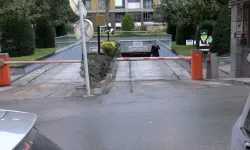 Güvenlikli site otoparkındaki 2 araçtan 30 milyon dolar çalındı