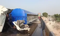 Minibüsün üzerine tanker devrildi: 13 ölü