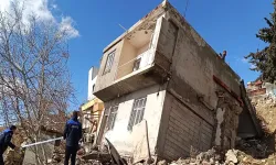 Büyük panik: 2 katlı bina çöktü