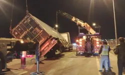 Büyükçekmece TEM Otoyolu'nda TIR devrildi