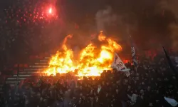 Maçta alevler yükseldi! İtfaiye tribüne girdi