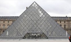 Louvre Müzesi'nde sular durulmuyor